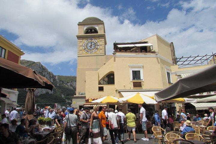 Capri e Anacapri: giro in barca, minibus, seggiovia e pranzo
