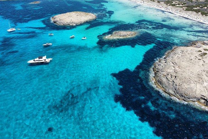イビサ島からフォルメンテーラ島へのボートツアー（ウォータースポーツ付き）
