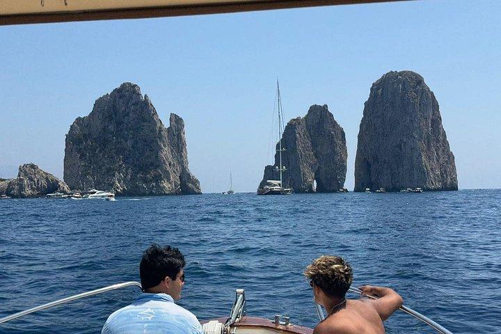 アマルフィ海岸またはカプリ島へのプライベートボートツアー