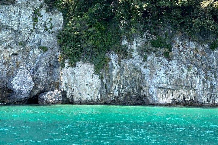 アマルフィ海岸またはカプリ島へのプライベートボートツアー