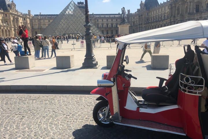 Highlights of Paris in Private Eco Tuk Tuk tours