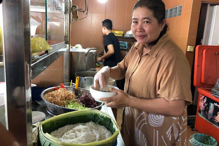 Phnom Penh Night Food Tour door Tuktuk-Local Eats & City Hoogtepunten