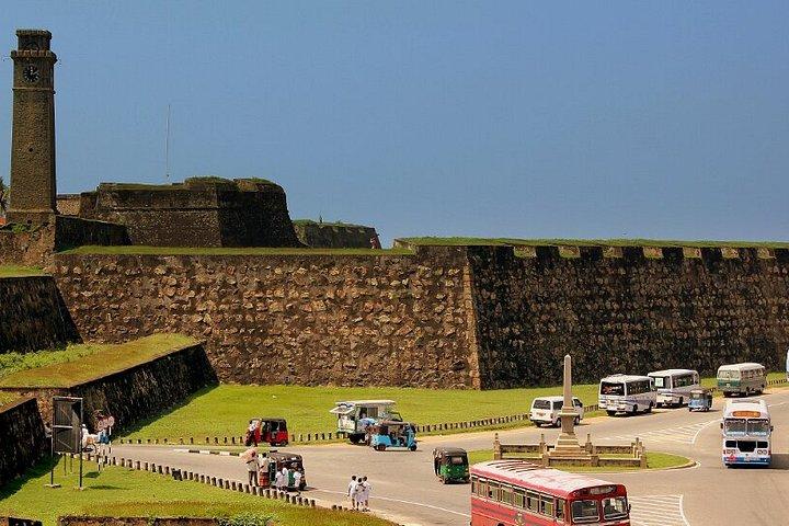 コロンボからガレへのプライベートヘリテージツアー(車またはバス)