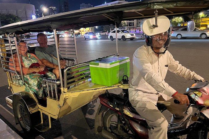 Tuktuk-Local Eats& City Highlightsによるプノンペンナイトフードツアー
