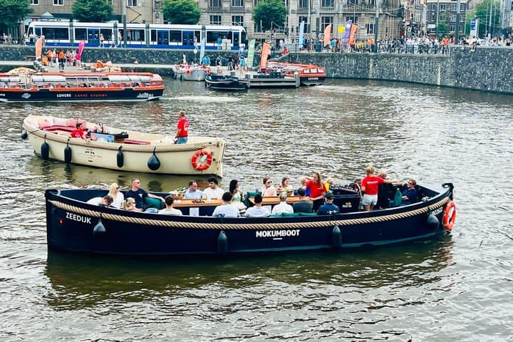 Amsterdam: Guided Open Boat Canal Cruise Unlimited Drinks Option