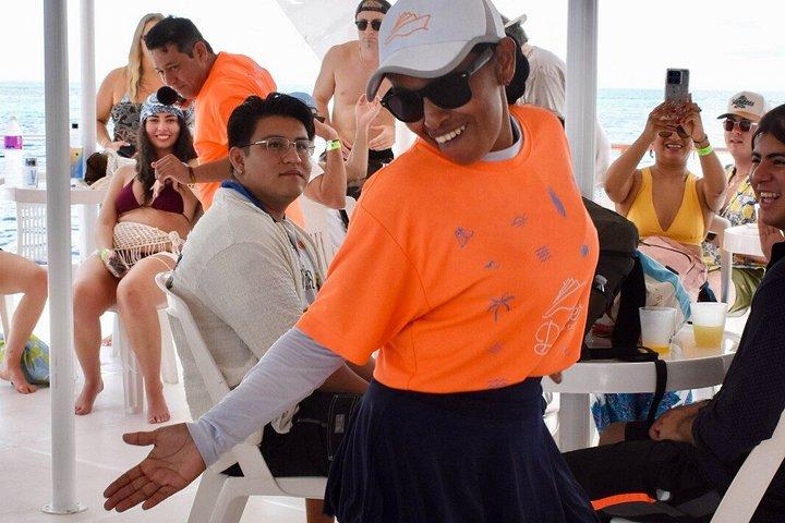 Isla Mujeres Dancer Cruise com almoço e bar aberto