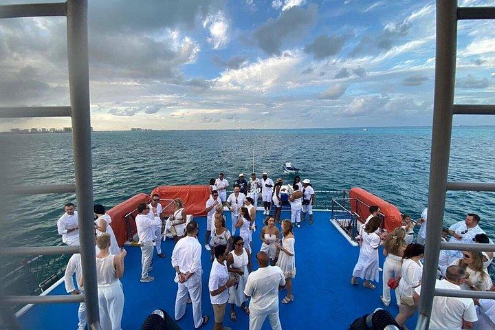 Isla Mujeres Dancer Cruise com almoço e bar aberto