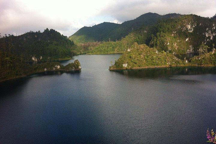 サンクリストバル島から見るモンテベロの澄んだ湖とチフロン滝