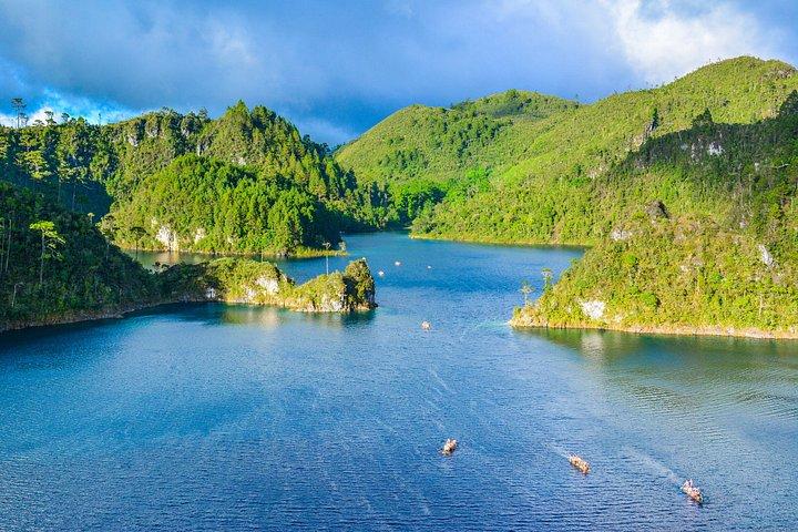 サンクリストバル島から見るモンテベロの澄んだ湖とチフロン滝