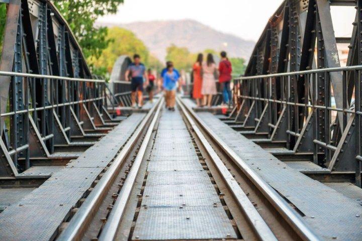 Kanchanaburi Dagstur River Kwai Death Railway och Erawan Falls