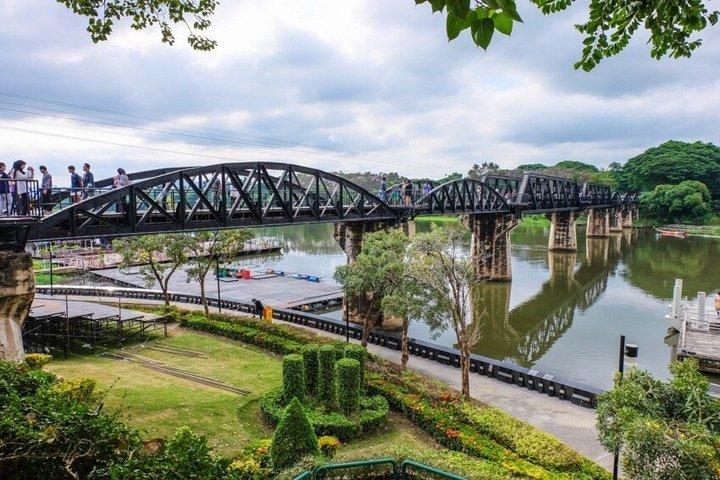 Kanchanaburi Dagstur River Kwai Death Railway och Erawan Falls