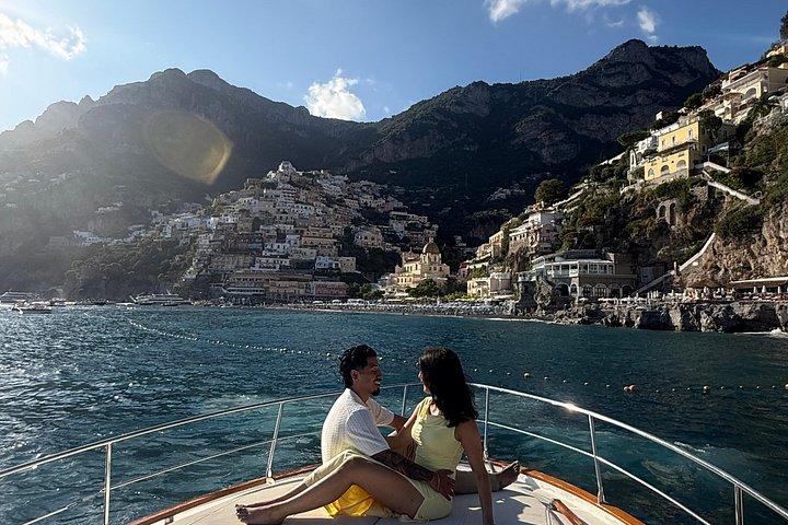 カプリ島とリ・ガリ島のプライベートサンセットボートツアー