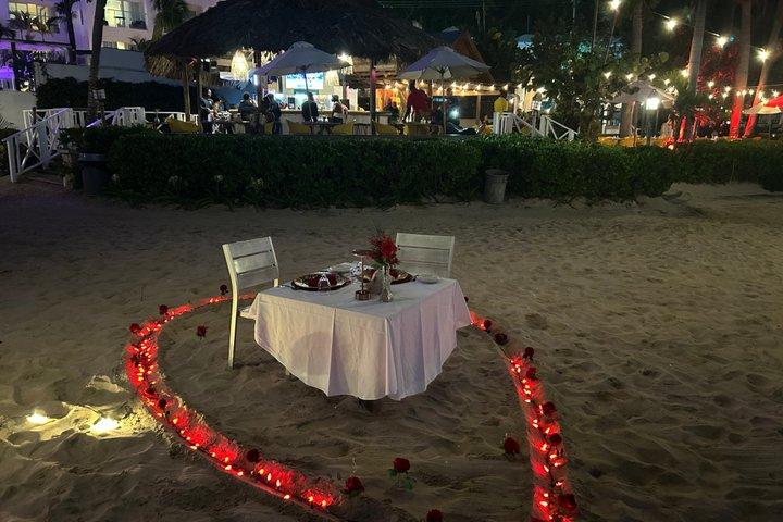 Diner ervaring en viering op het strand met decoraties