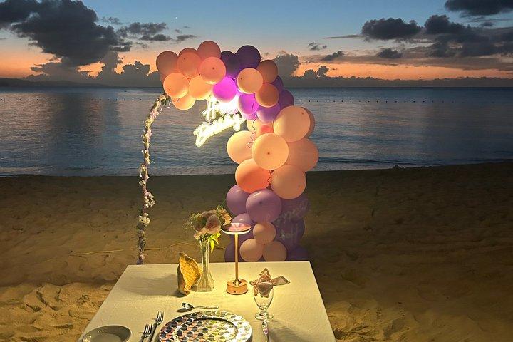 Diner ervaring en viering op het strand met decoraties