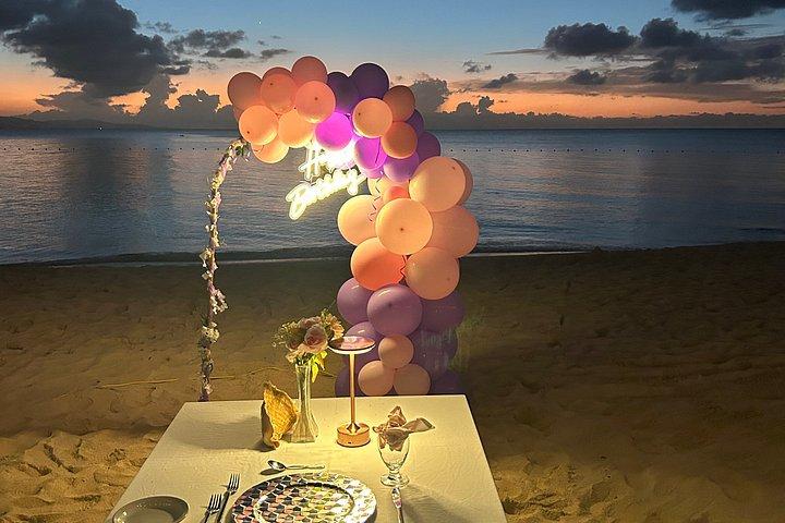 ビーチでのディナー体験とデコレーションでお祝い