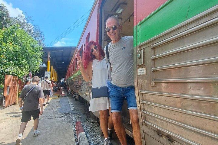 バンコク : 水上マーケットボート＆メーコン鉄道マーケットツアー