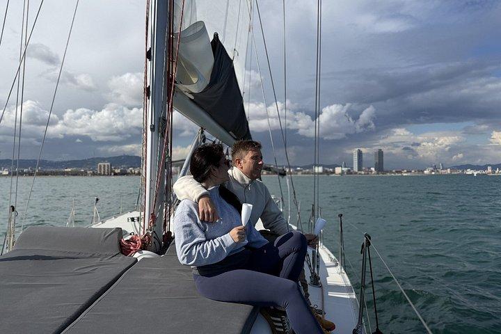 Barcellona Sunset Sailing con Open Bar di Cava e Snack