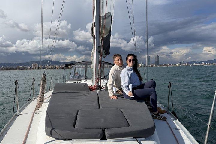 Barcellona Sunset Sailing con Open Bar di Cava e Snack