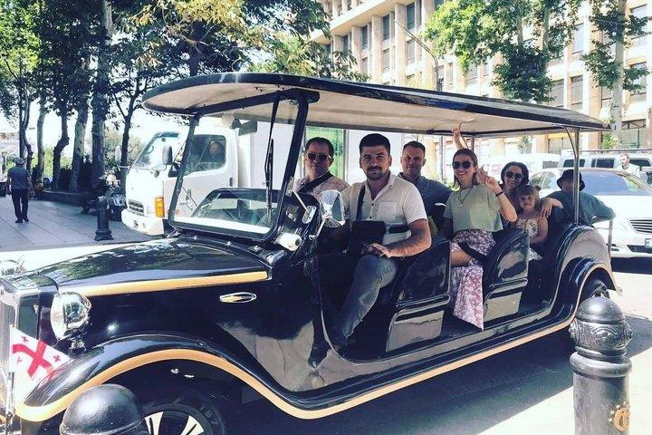 Tbilisi : tour della città in autobus retrò con degustazione di vini
