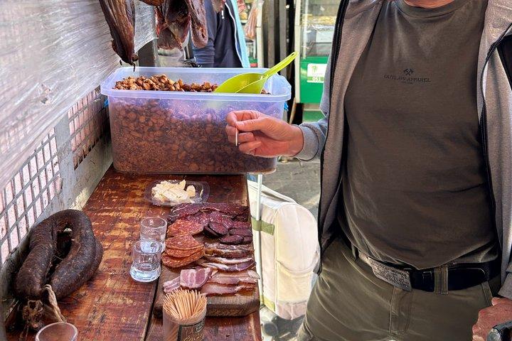 Eスクーターでセルビア料理試食ツアー