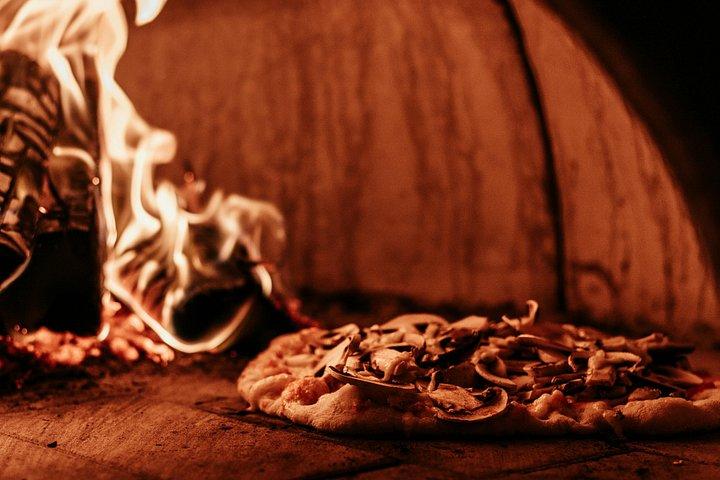 パレルモ: ワインとソフトドリンクで少人数ピザ作り教室