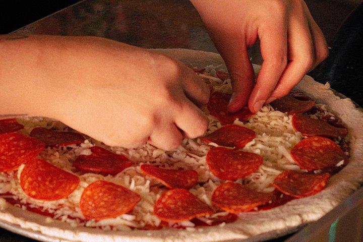 パレルモ: ワインとソフトドリンクで少人数ピザ作り教室