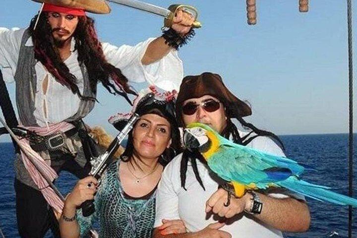 Visite en bateau pirate Alanya avec mousse, déjeuner, boissons gazeuses , transfert