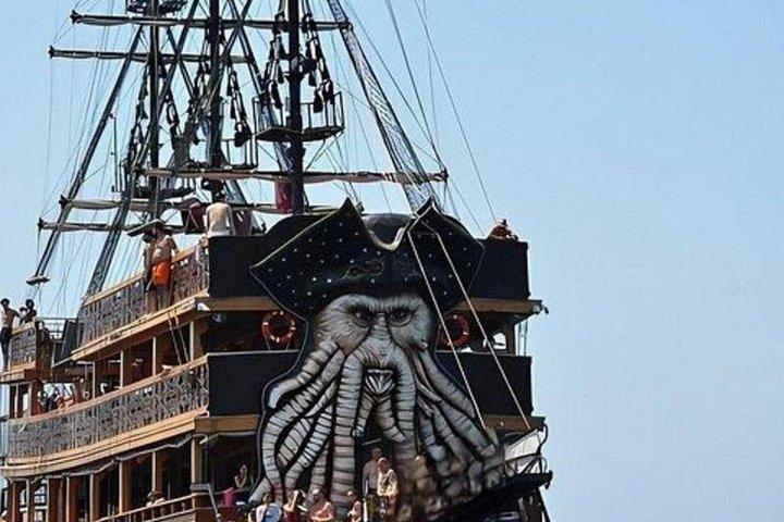 Visite en bateau pirate Alanya avec mousse, déjeuner, boissons gazeuses , transfert
