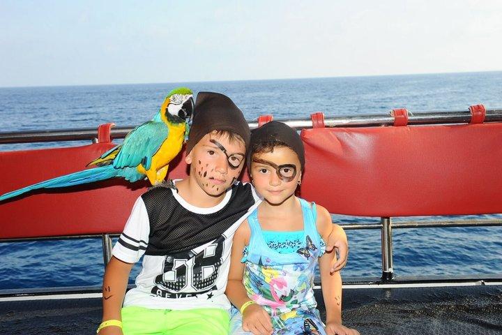 Visite en bateau pirate Alanya avec mousse, déjeuner, boissons gazeuses , transfert