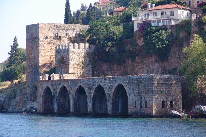 Visite en bateau pirate Alanya avec mousse, déjeuner, boissons gazeuses , transfert