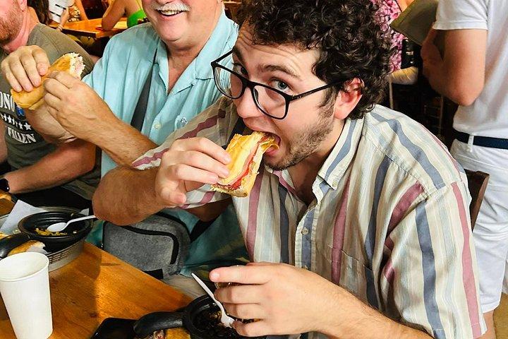 歴史的なイボル市の食と文化ウォーキングツアー