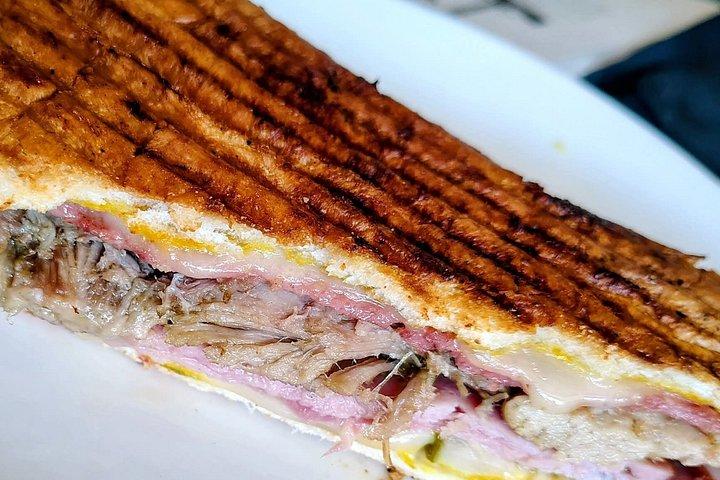 歴史的なイボル市の食と文化ウォーキングツアー