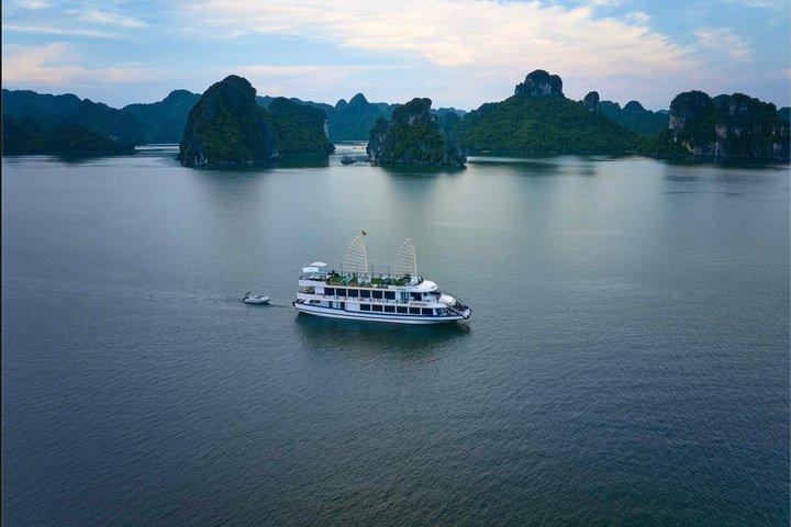 Crociera di un giorno a Halong Bay con buffet e vasca idromassaggio da Hanoi