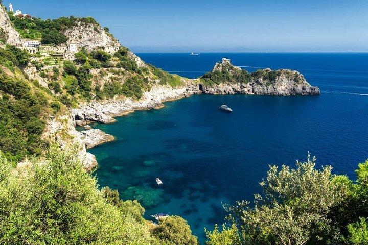 Tour privado en barco por la costa de Amalfi desde el puerto de cruceros de Salerno