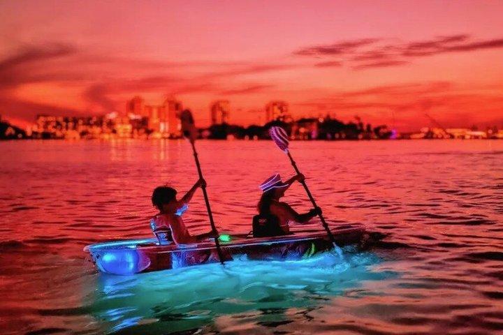 クリアウォータービーチのLEDナイトカヤック
