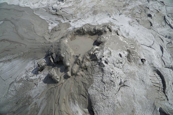 泥火山とデリュ・マーレワインテイスティングレイトスタート1日ツアー