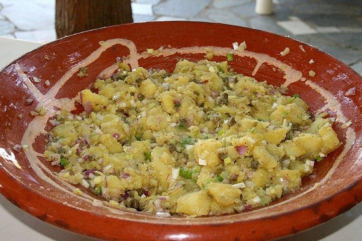 パロス島のデラックスホテルでマリアのオープンクッキングクラスのレッスン