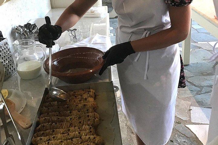 パロス島のデラックスホテルでマリアのオープンクッキングクラスのレッスン