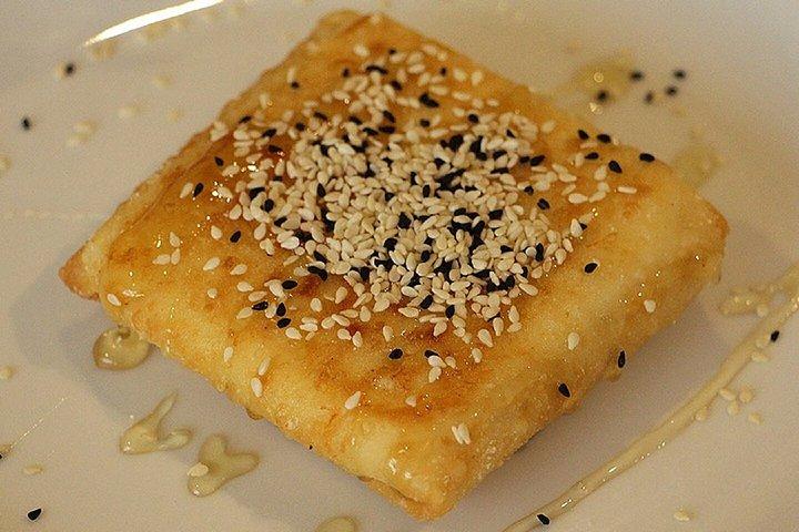 パロス島のデラックスホテルでマリアのオープンクッキングクラスのレッスン