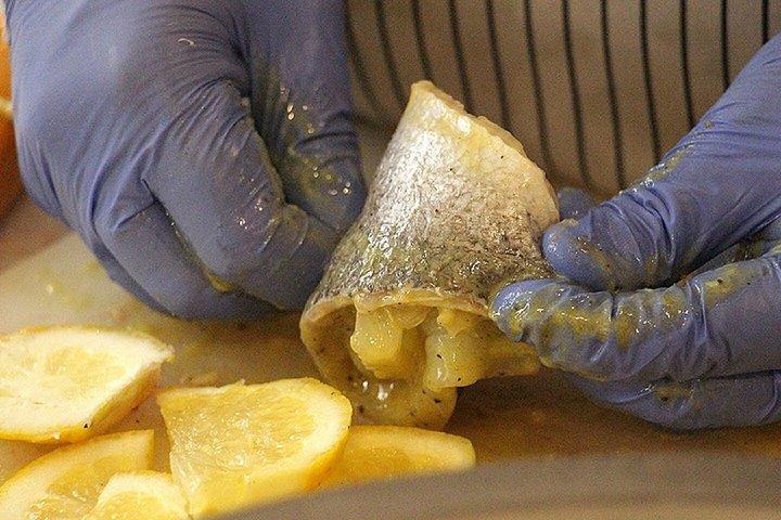 パロス島のデラックスホテルでマリアのオープンクッキングクラスのレッスン