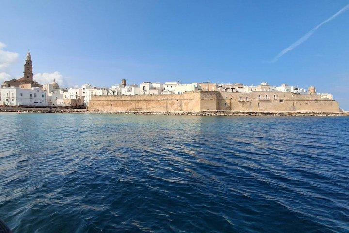 モノポリからポリニャーノへ：洞窟、プロセッコ、フォカッチャ、そして水泳