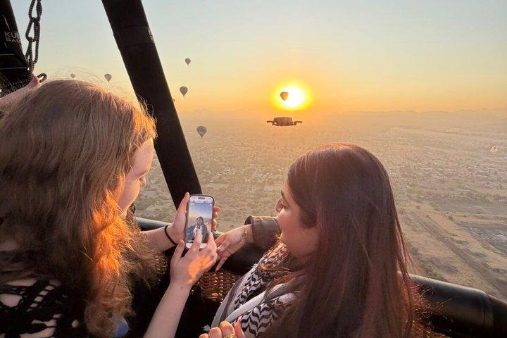 CDMX 輸送によるテオティワカン上空の熱気球飛行