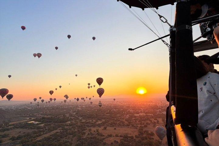 CDMX 輸送によるテオティワカン上空の熱気球飛行