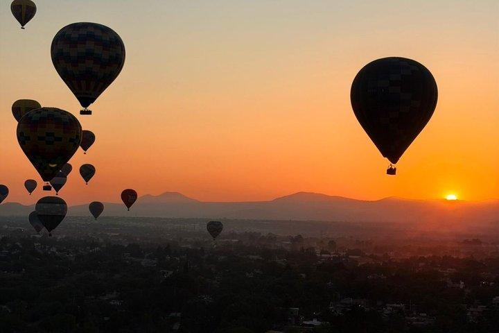 CDMX 輸送によるテオティワカン上空の熱気球飛行