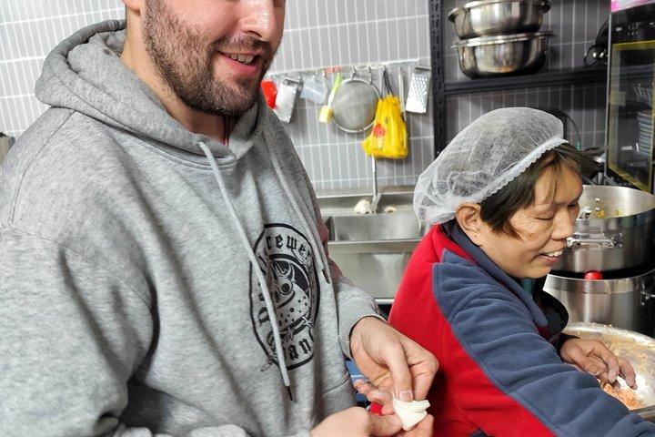 Lijiang Tibet mjölk te & hemlagad mat klass med en marknadstur