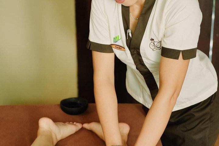 クタでの送迎付きの伝統的なバリ式マッサージルルールパッケージ120分