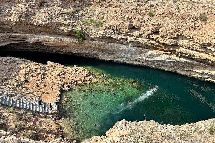 ヒドゥン・パラダイス・ツアー：ワディ・ティウィ、ビンマ・シンクホール＆フィンズ・ビーチ