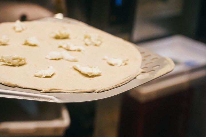ヴェローナの中心部にある真のピザ屋でピザ料理教室
