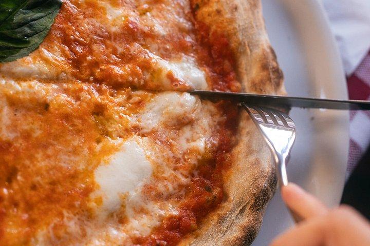 ヴェローナの中心部にある真のピザ屋でピザ料理教室
