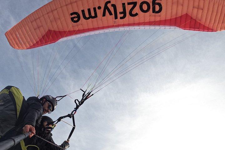Budva : GO2FLYチームと2,500フィートからタンデムパラグライダー